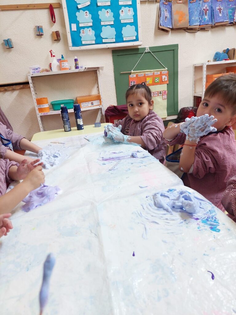En las salas de tres, junto a las seños Carolina y Camila, continuamos trabajando con las estaciones del año. 